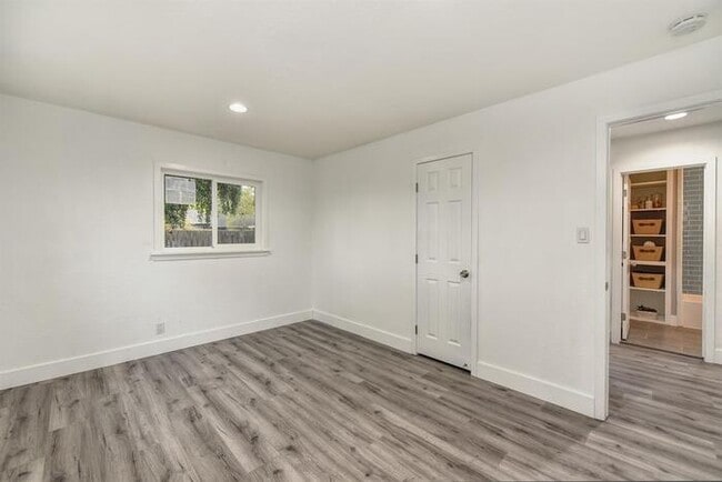 Building Photo - Beautifully Remodeled Duplex - 2 Bed, 1 Bath