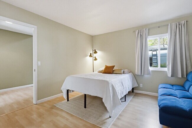 Building Photo - Welcome to this beautiful 1,042 sq. ft. condo offering modern comfort in a prime location!