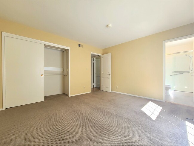 Building Photo - Spacious Condo in Menlo Park available now!