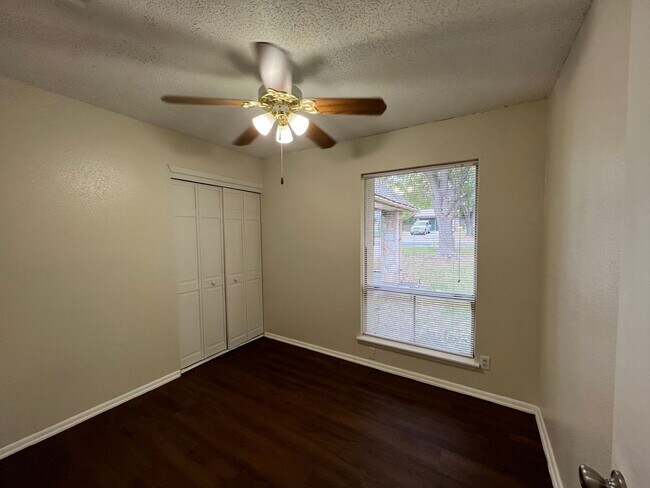 Building Photo - LOVELY 3 BEDROOM 2 BATH HOME IN NORTH EAST...