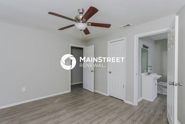 Building Photo - 3 Bedroom Pet-Friendly Home in Sarasota, FL with Main Street Renewal