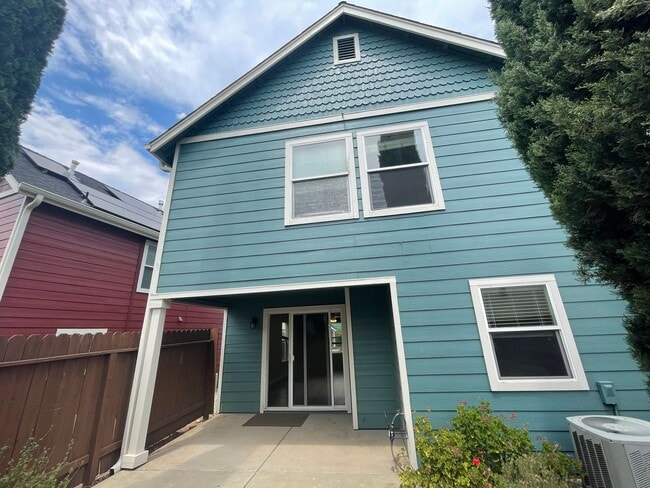 Building Photo - Updated 3 Bed 2 Bath Townhome Located at H...