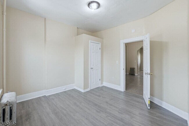 Building Photo - 5 E Monroe St