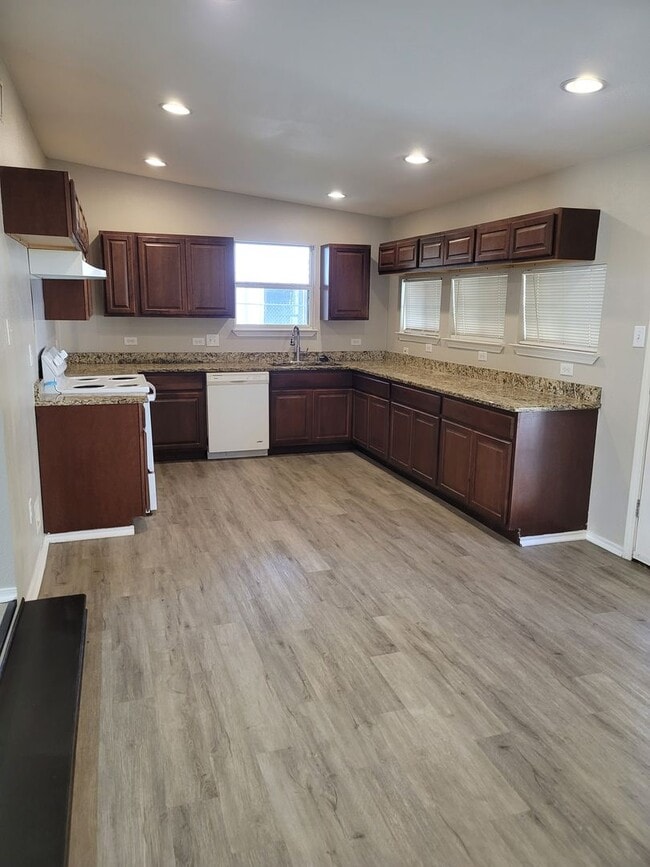 Building Photo - 4/2/2 TOTALLY renovated home