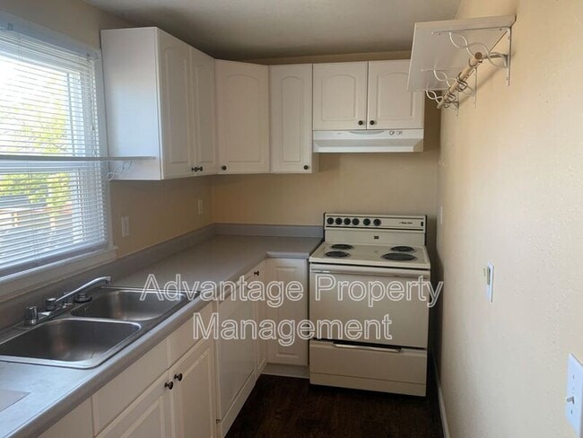 Building Photo - 324 SW Calapooia St