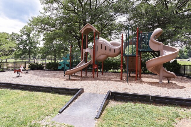 Building Photo - Spacious & Bright Junior One Bedroom at Ri...