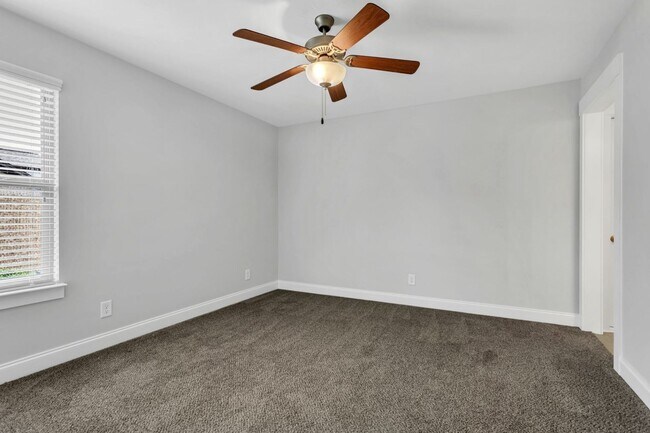 Building Photo - 4BR/3.5BA All-Brick Home Near Top Williams...