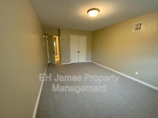 Building Photo - 4637 S Lakewood Ave