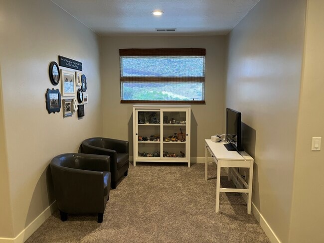 Building Photo - 2721 Hazel Dr