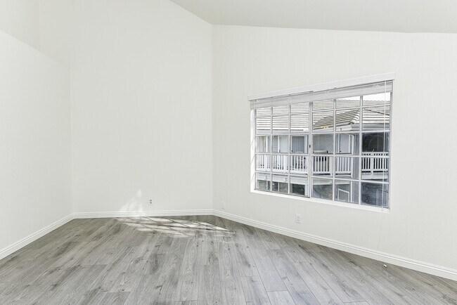 Building Photo - Remodeled 3 Bed Penthouse Condo