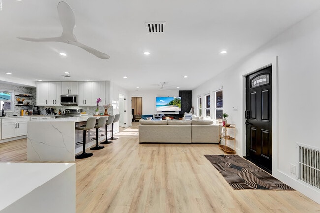 Building Photo - 707 W Boulevard Chatelaine