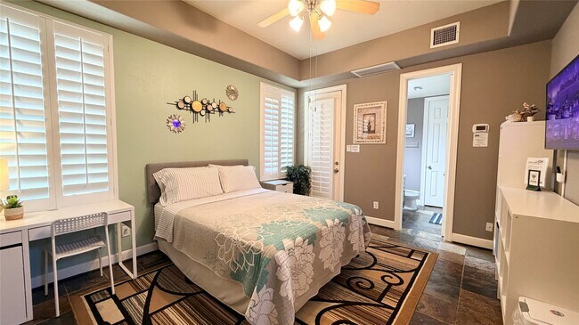 Building Photo - 1013 Gross St