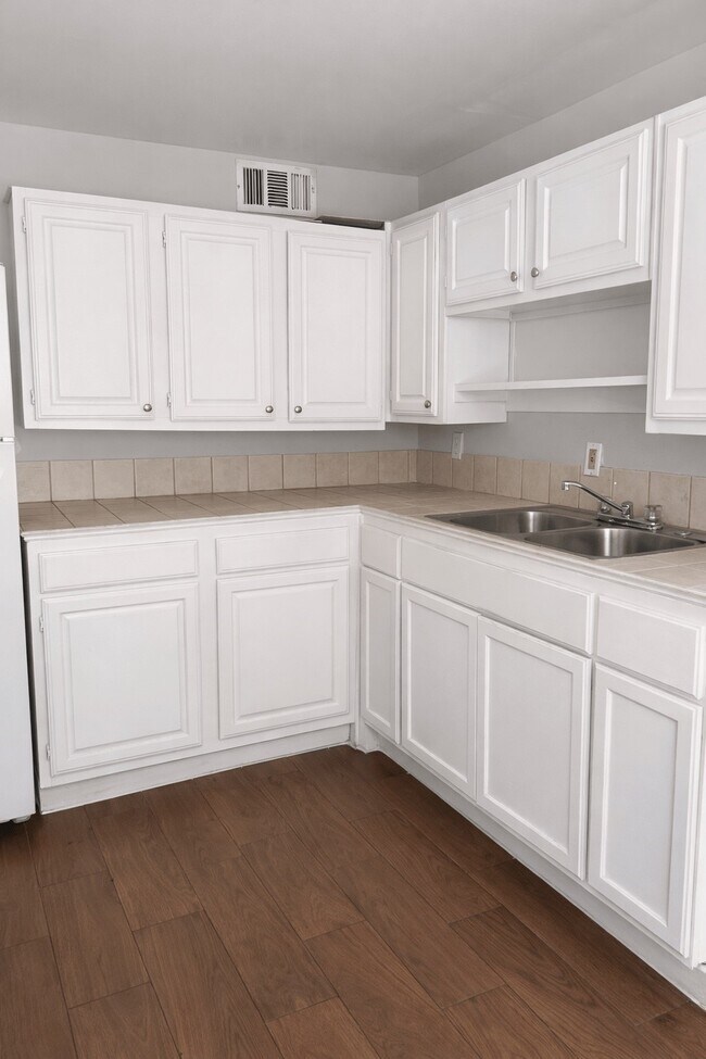 Building Photo - 1901-1940 40th St