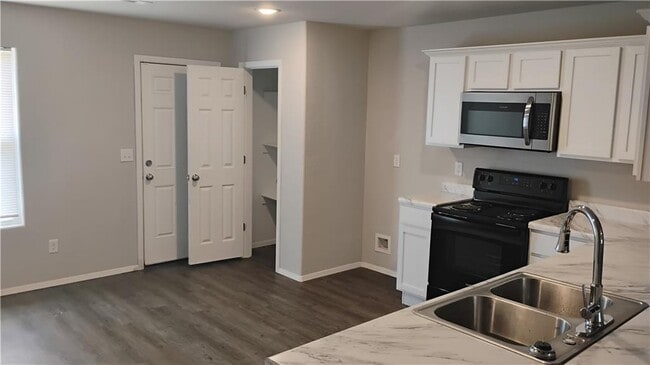 Building Photo - 1701 Forest Dr
