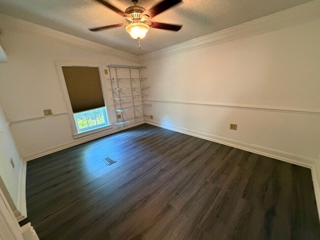 Building Photo - Spacious Ranch Home