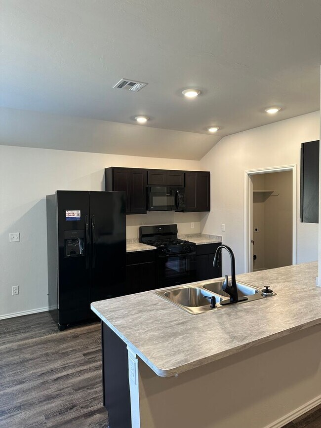 Building Photo - *Pre-leasing* NEWER Three Bedroom | Two Ba...