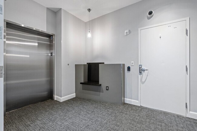 Building Photo - Large Updated SoMa Apartment!
