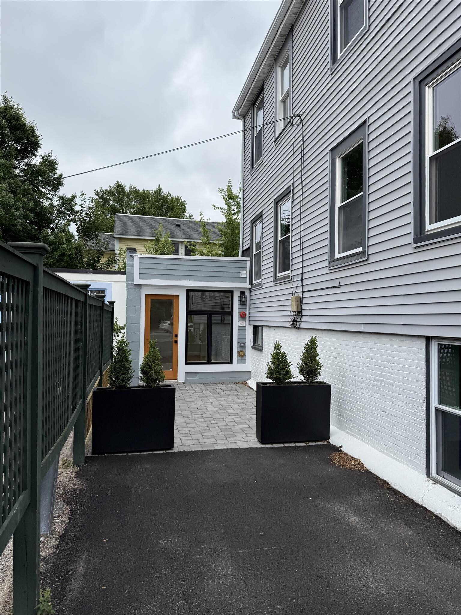 Building Photo - 202 Elm St