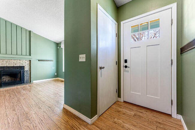 Building Photo - Beautiful 3 Bed, 2 Bath Home in Aurora with Backyard and Deck!