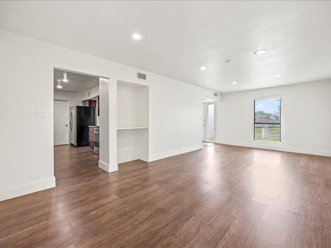 Building Photo - Spacious 3-Bedroom Home Near Medical Cente...