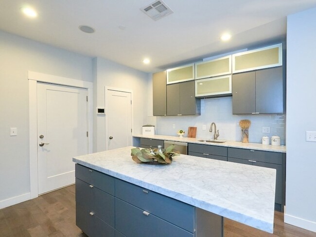 Building Photo - 186-188 Paris Street Unit 5