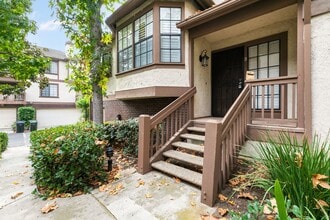 Building Photo - 2 Car Garage and 3 Bedroom Townhome Beauty.