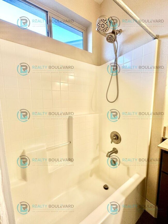 Building Photo - Spacious 4-Bedroom Gem in Somersett with S...