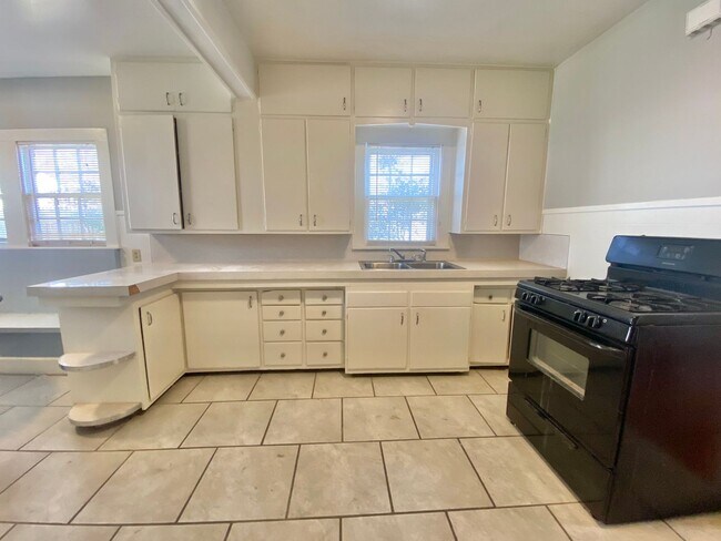 Building Photo - Larger 2 bed 1 bath cute cottage now avail...