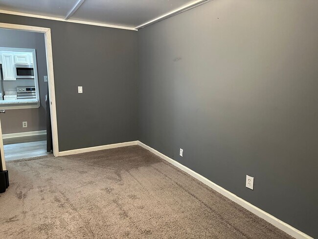 Building Photo - 2 Bedroom Duplex Near Ft. Bragg