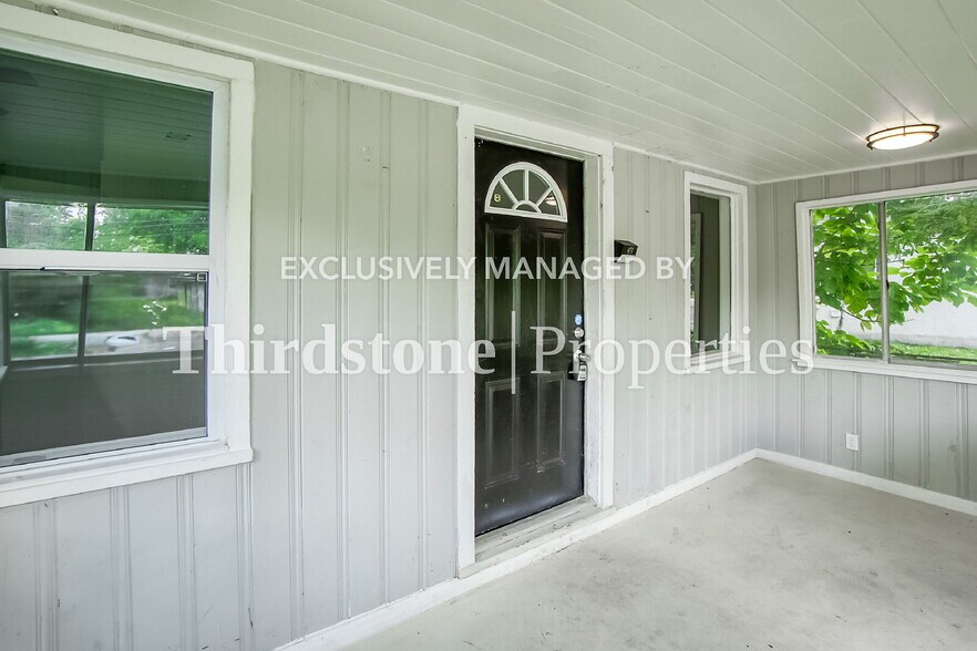 Building Photo - 3032 W 5th St