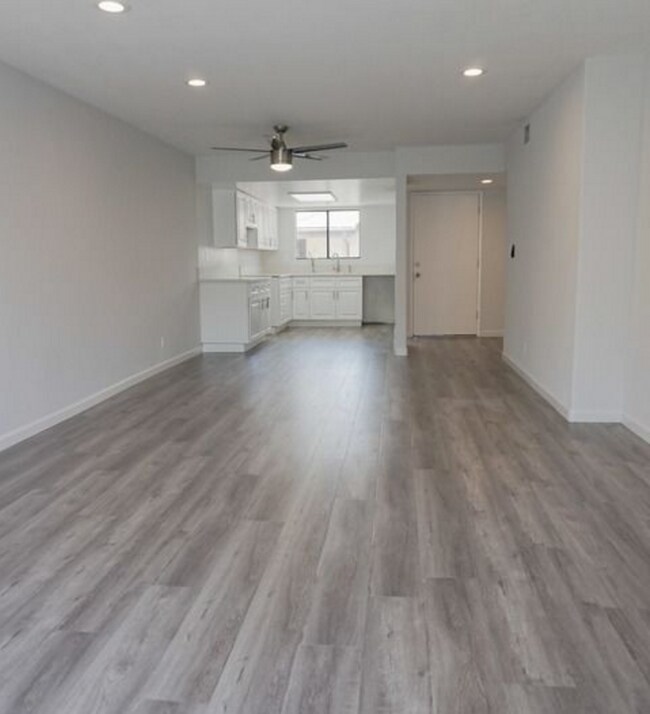 Building Photo - 620 W Hyde Park Blvd