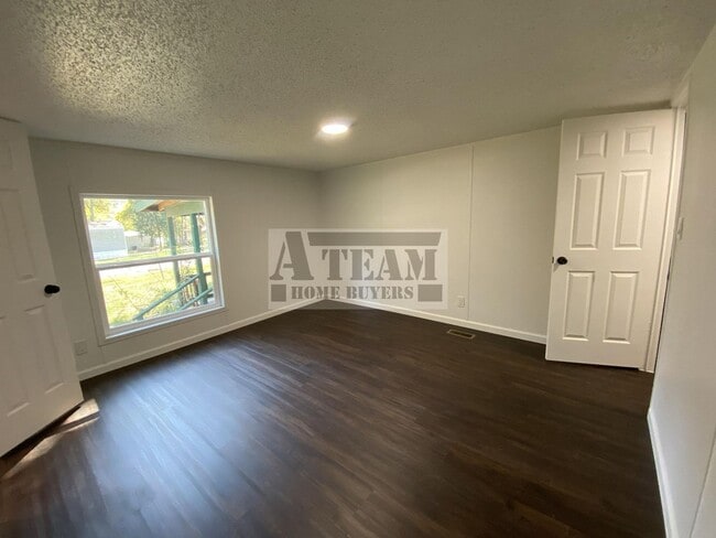 Building Photo - Fully Remodeled 3 Bed 2 Bath on Large lot.