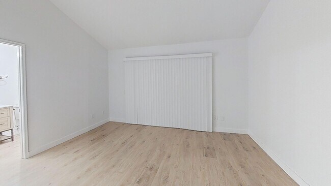 Building Photo - Beautiful & Cozy West Hills Adjacent Condo in Secure Building - MOVE IN READY