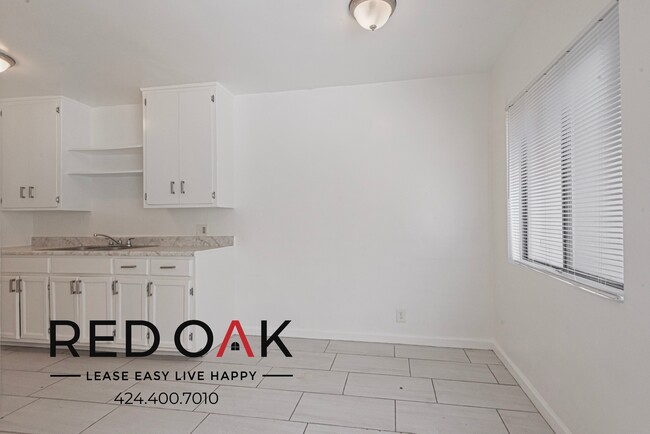 Building Photo - Charming One Bedroom Walk-Up Featuring Gor...