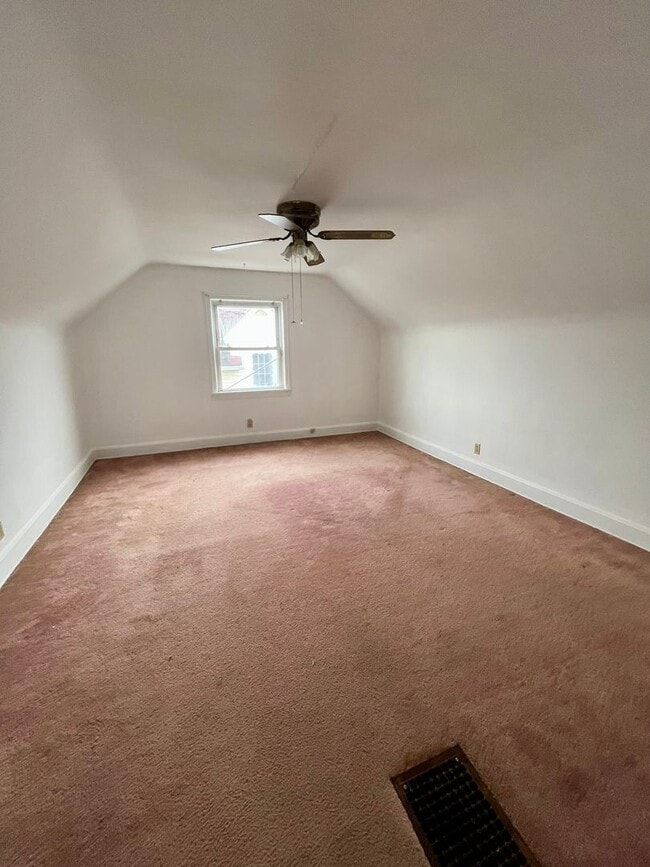 Building Photo - Three Bedroom Single Family House