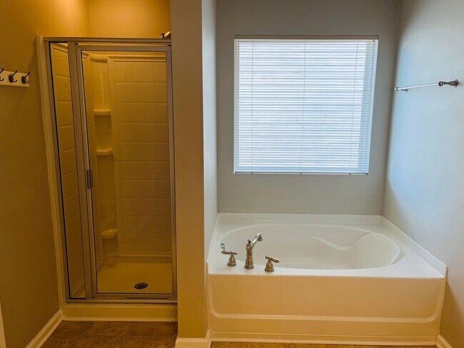 Building Photo - Prime location, lots of extra sqft, fenced...