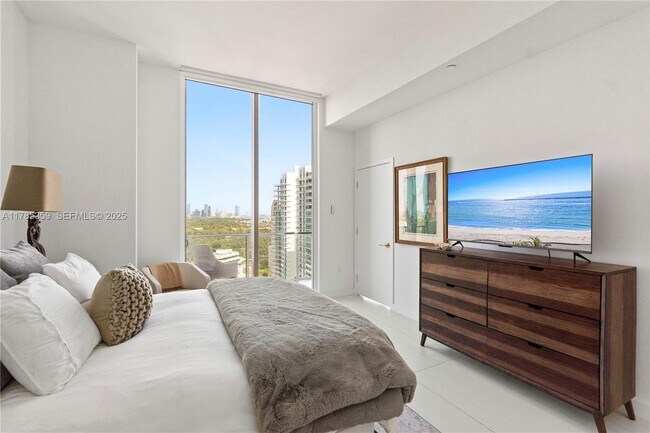 Building Photo - 2678 Tigertail Ave