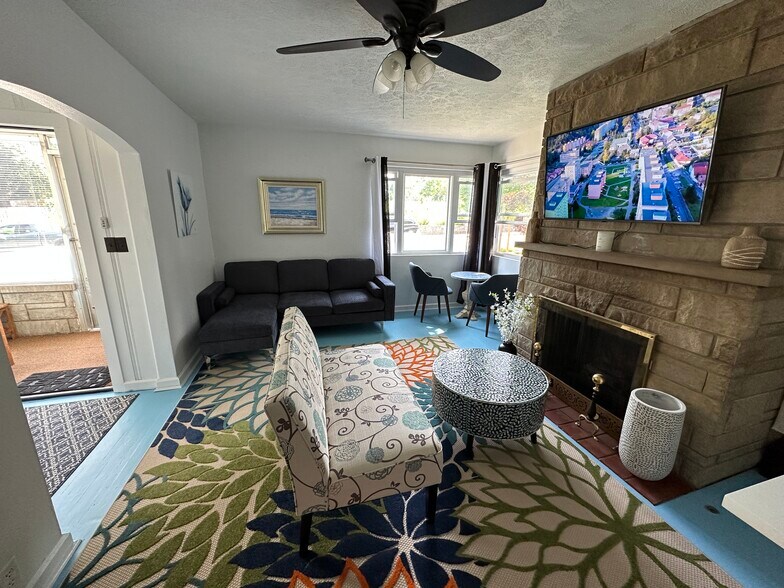 Building Photo - 918 W 4th St