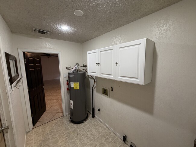 Building Photo - 2706 Park Dr