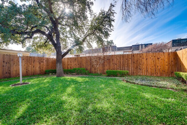 Building Photo - Overton Park Duplex!