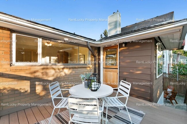 Building Photo - Charming Magnolia Home with Sunny Deck & F...