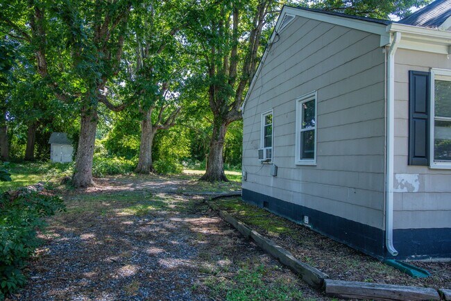 Building Photo - Just Renovated w/ large yard