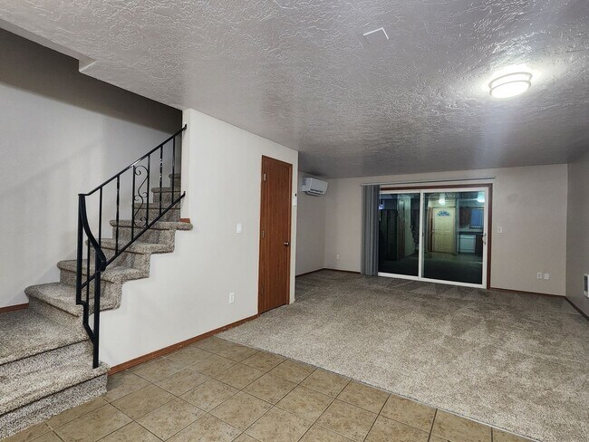 Building Photo - 1ST  FULL  MONTH'S  RENT  FREE   Pet-friendly Townhouse Near Parks and Downtown Newberg