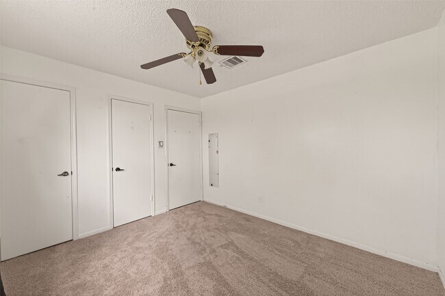 Building Photo - 11331 Oakcenter Dr