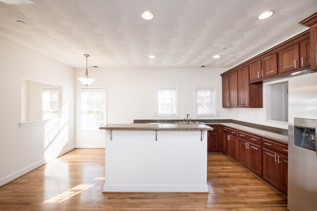 Building Photo - 915 Colley Ave