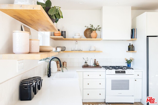 Building Photo - 2210-2214 Echo Park Ave