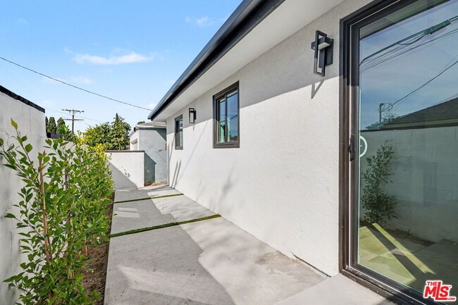 Building Photo - 2831 Overland Ave