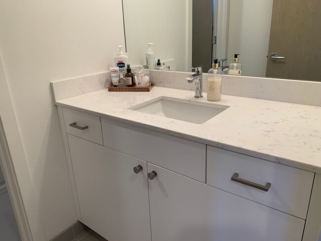 Building Photo - Capital Hill Row House ! 3 bed, 3 bath 194...
