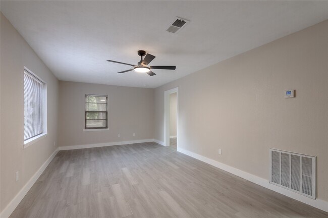 Building Photo - 1107 W Dogwood St