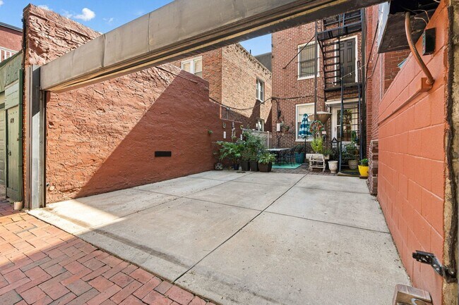 Building Photo - 621 Pine St